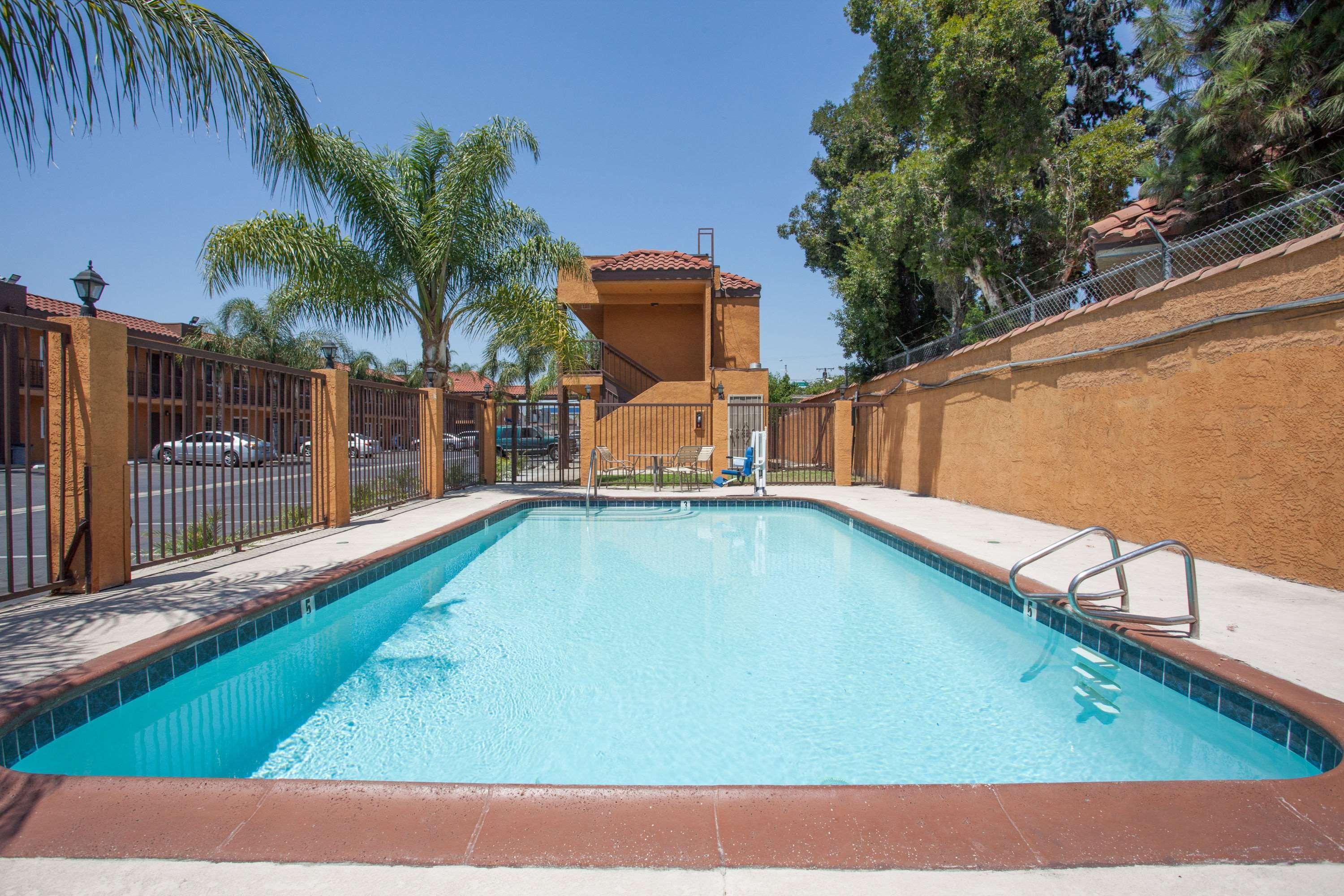 Express Inn & Suites Ontario Airport Bagian luar foto