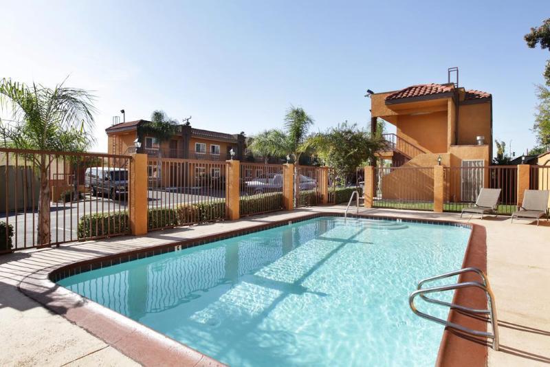 Express Inn & Suites Ontario Airport Bagian luar foto